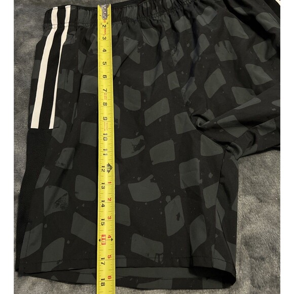 MEDIUM Nike Dri-FIT Challenger Graphic 7in Shorts DX0896-010 - Picture 6 of 7